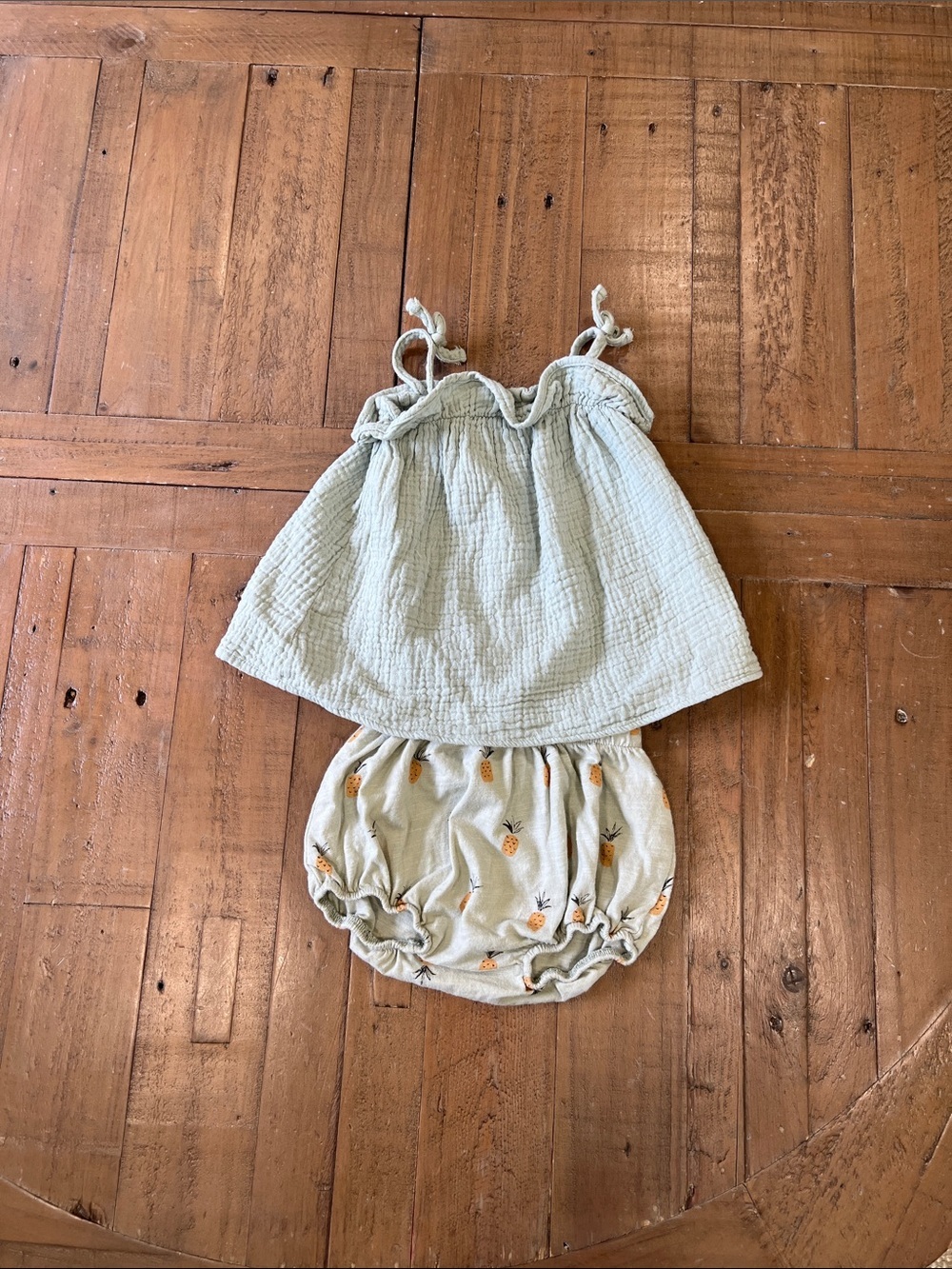 Rylee + cru gauzy cotton tank top and pineapple bloomer shorts 12-18 months